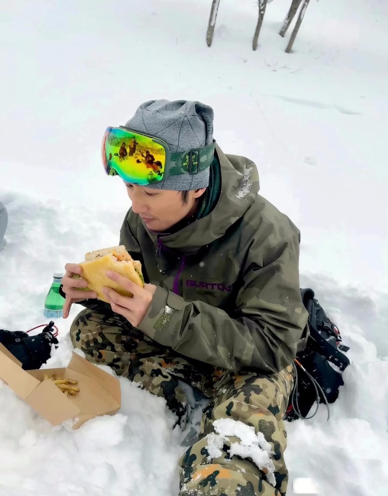 谢霆锋疑似带王菲去日本滑雪,打破分手传闻,两人感情依旧稳定